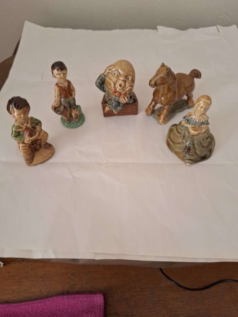 5 WADE FIGURINES